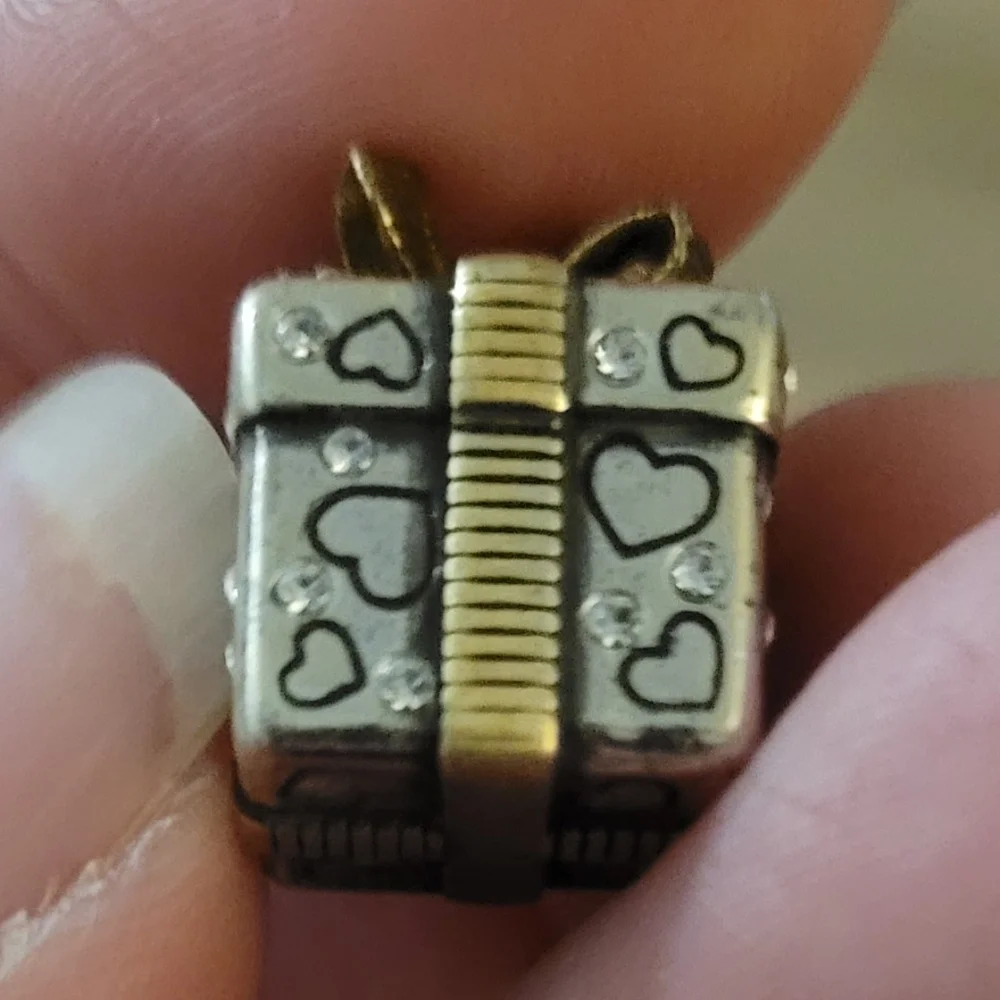 Gift Charm - Picture 3 of 8